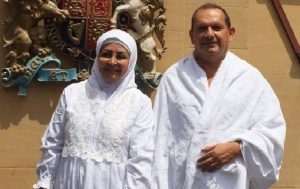 After converting to Islam @HMASimonCollis became the 1st British Ambassador,whilst on duty in #Saudi 2 perform #Hajj http://bit.ly/2ccbq0T  pictured with his wife Huda
